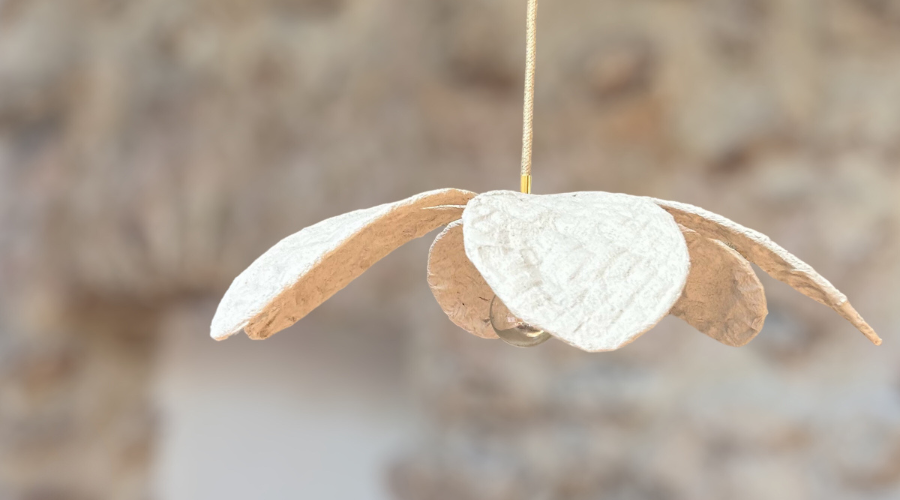 Bannière de la marque de luminaires à partir de bouteilles en plastique Pas Dans La Mer