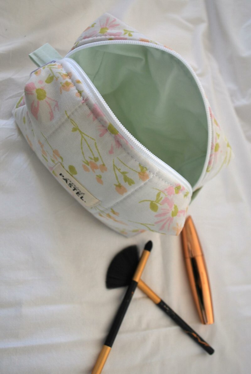 Trousse de toilette fleurie matelassée - Doublure verte – Image 3