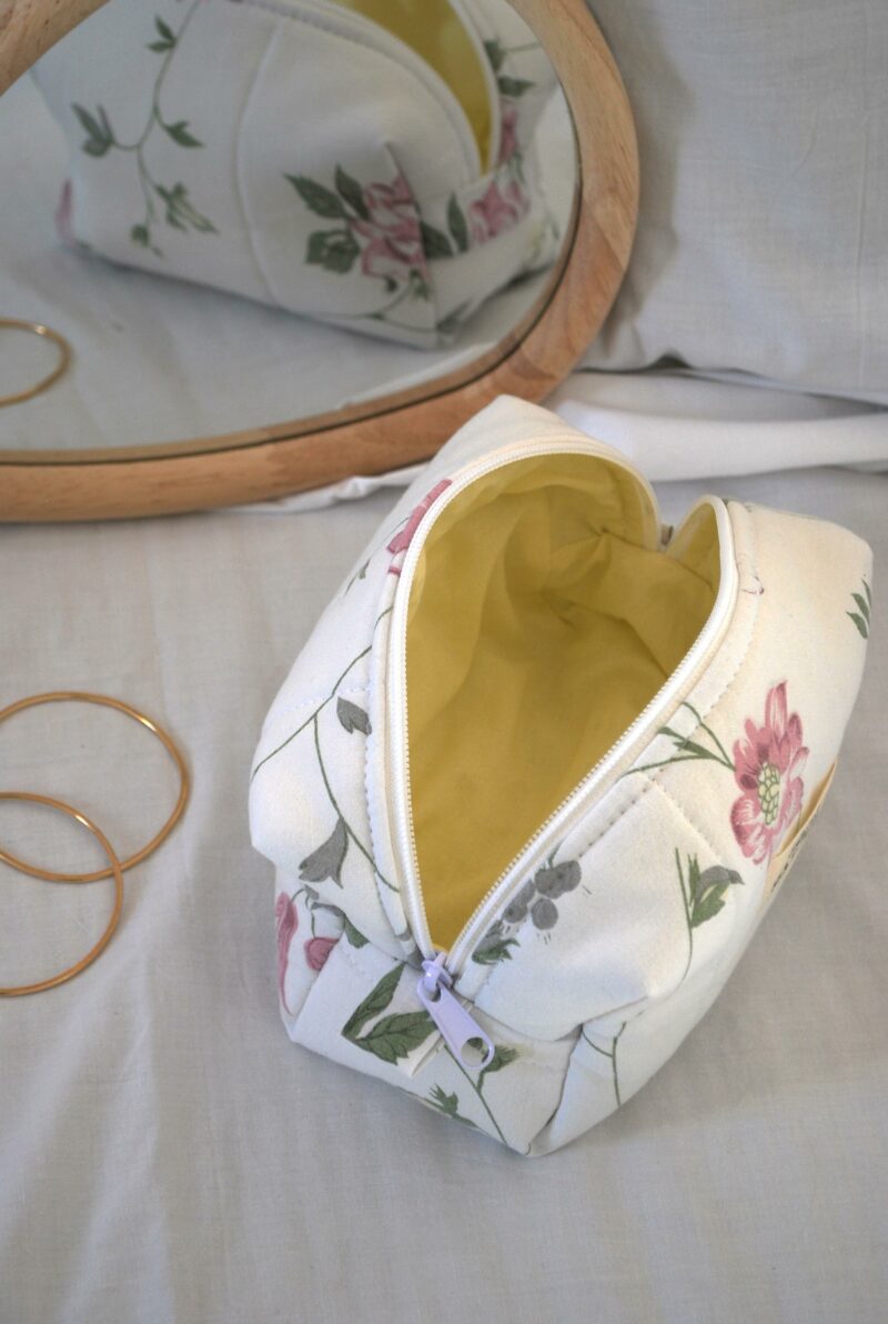 Trousse de toilette fleurie matelassée - Doublure jaune – Image 3