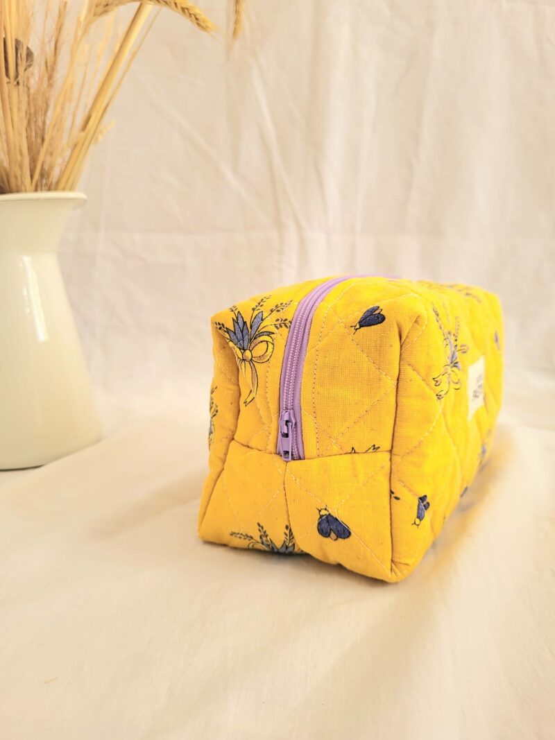 Trousse de toilette jaune provençale matelassée - Intérieur bleu – Image 3