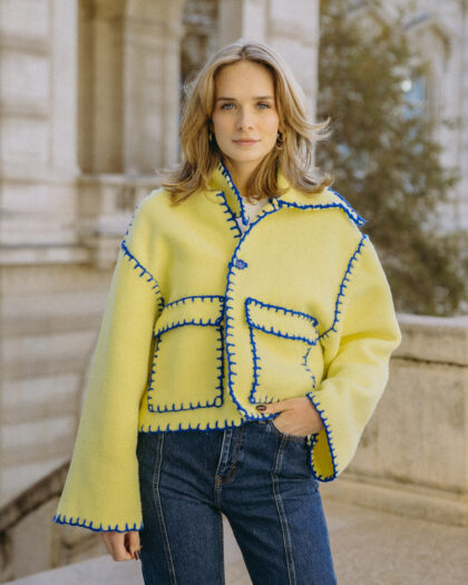 veste en laine jaune clair, détails à la main en laine bleu