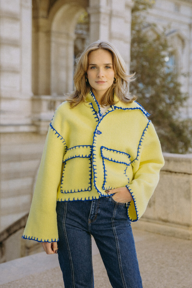 veste en laine jaune clair, détails à la main en laine bleu