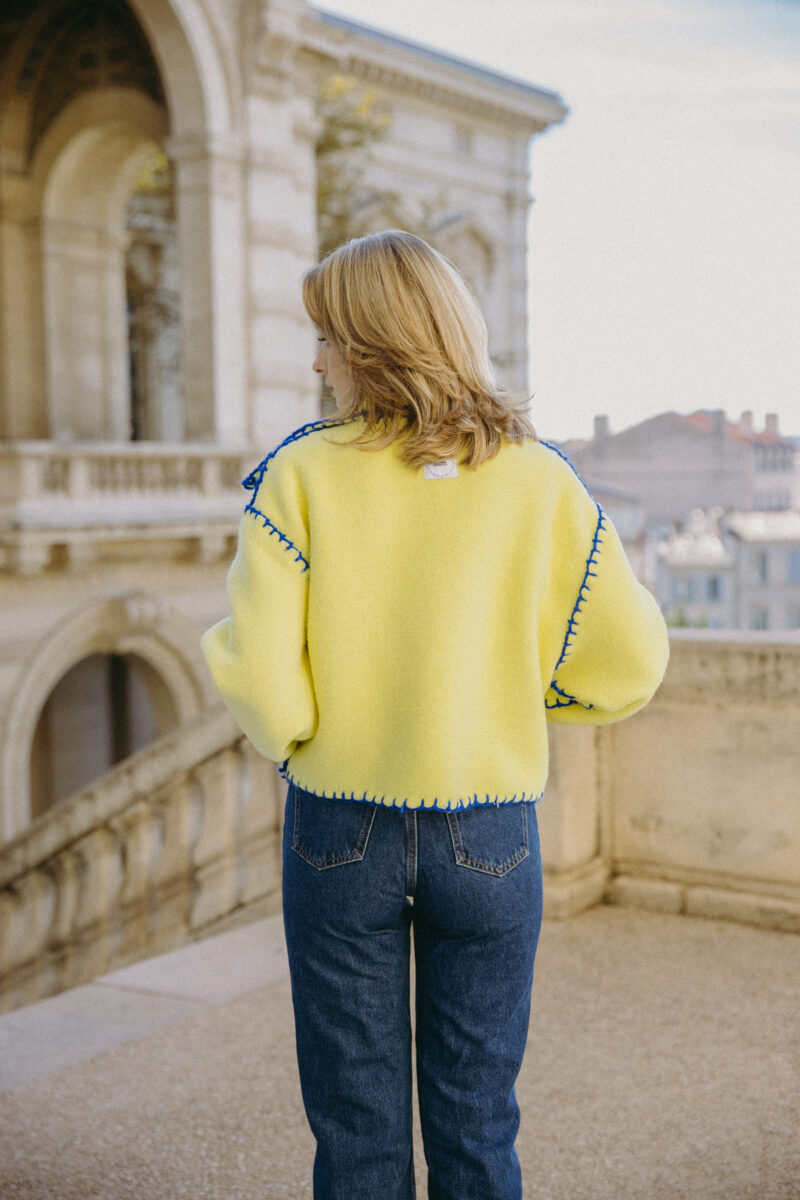 veste en laine jaune clair, détails à la main en laine bleu