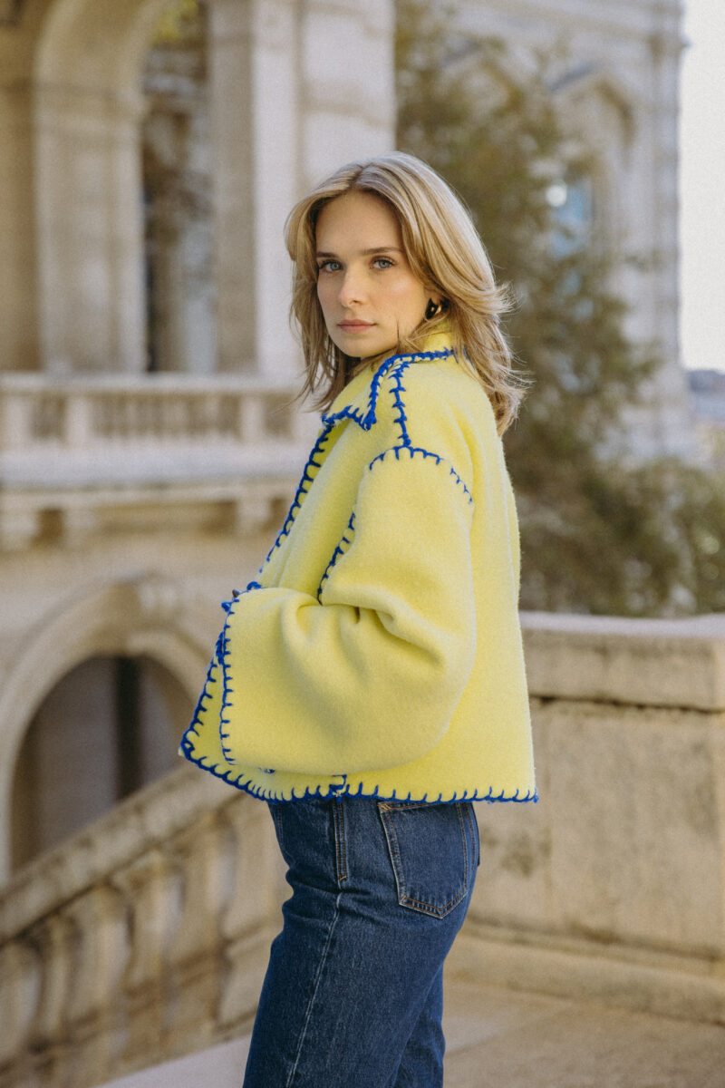 veste en laine jaune clair, détails à la main en laine bleu